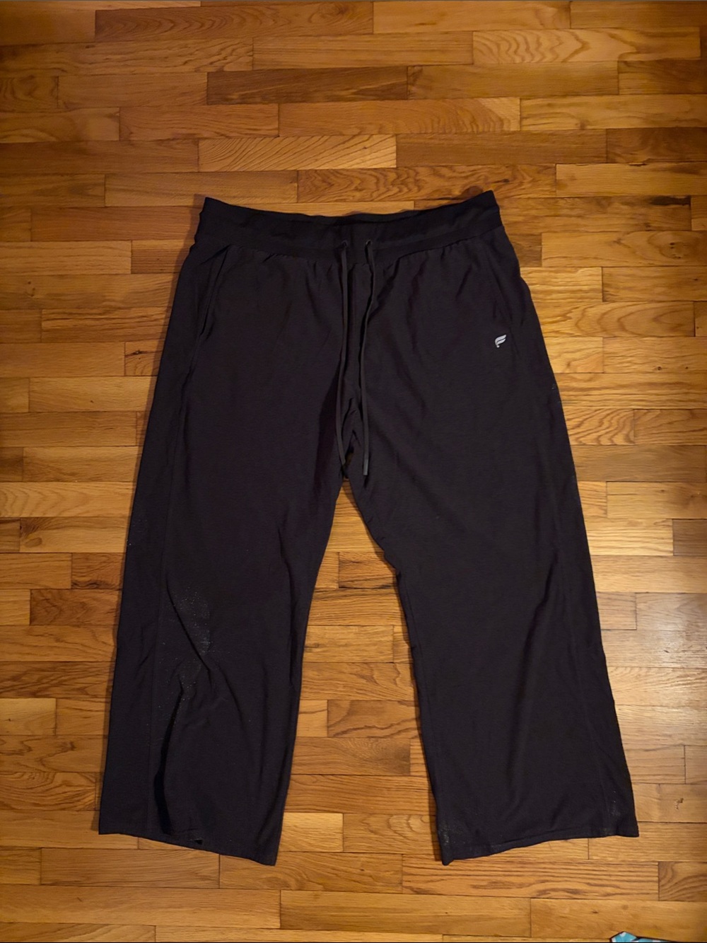 Fabletics Wonen’s Lightweight Sweatpants (maroon)